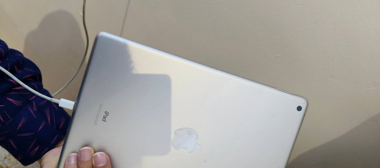 متاح ايباد 8 
ذاكره ٣٢ 
بطاريه ٨٧
فقط لمس مكسور ويشكل
٦٠ وبي مجال قليل


**إذا كنت صاحب هذا الإعلان وتريد حذفه لأي سبب، رجاءا أرسل رسالة إلى الدعم الفني**