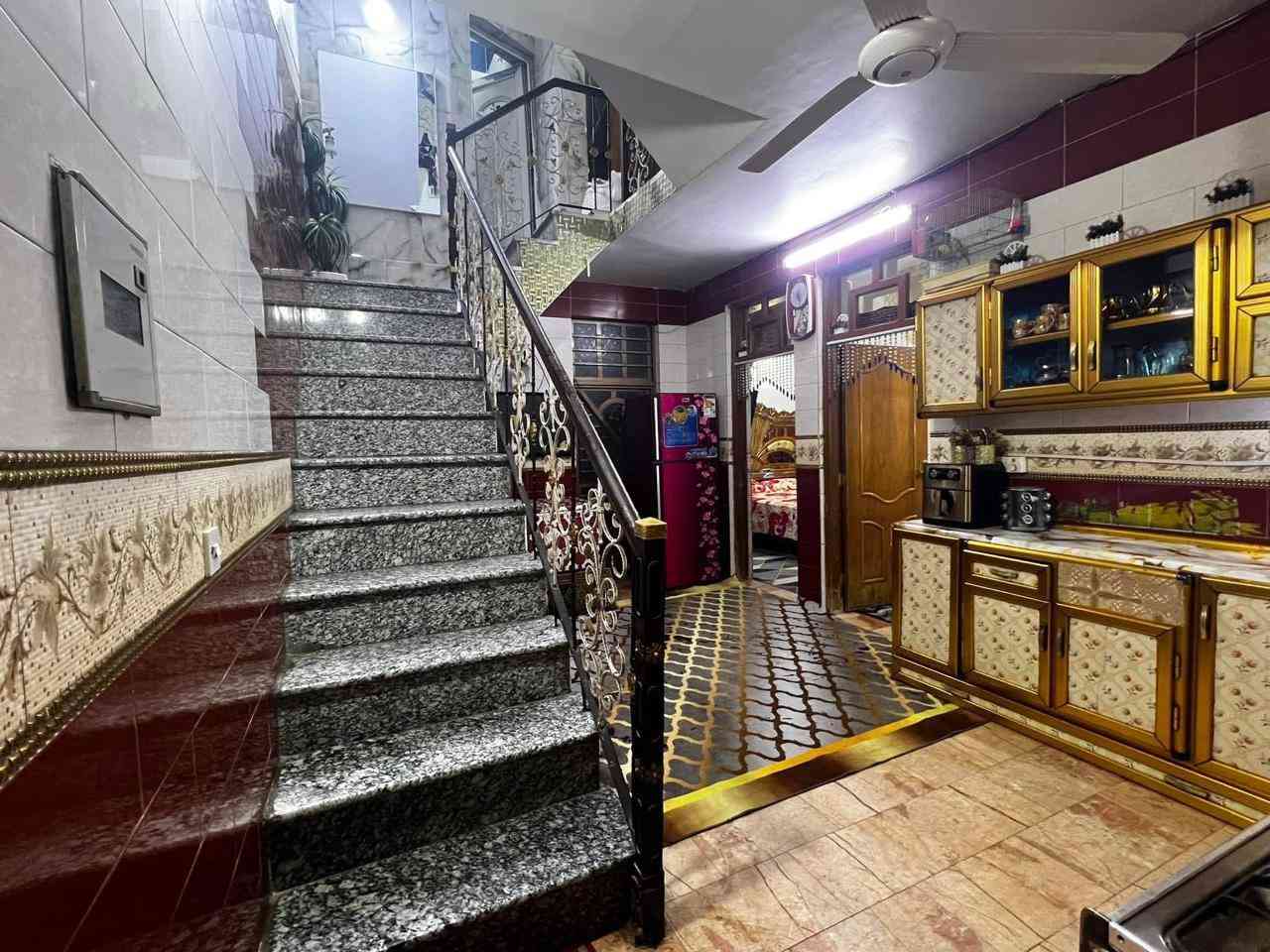 نصف قطعة مربعةعلى ساحة حديثة للبيع قطاع ٥١ قرب عريبة عالية عن الشارع متر مساحة ٧٢ واقع حال ٩٠ متر  
الطابق الاول غرفة نوم واستقبال وصالة كبيرة ومنور وحمام داخلي وخارجي 
الطابق الثاني غرفتين نوم وصالة معزولة وحمام للاستفسار ٦
***********
