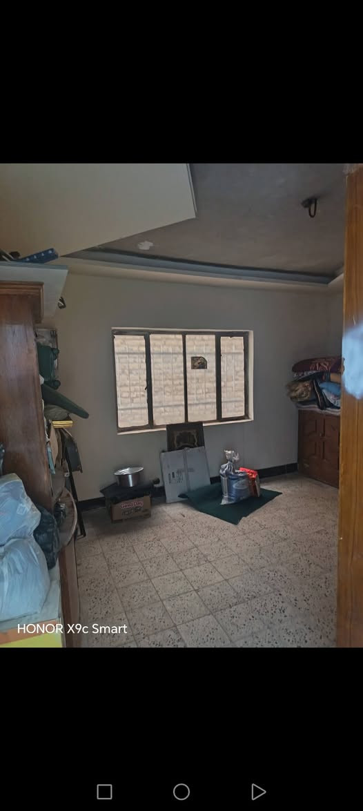 السلام عليكم بيت للبيع مساحة 120متر واجهة 6يحتوي على ثلاث غرفة نوم وصالةومطبخ وخدمات  بيت نظيف موقع ممتاز شهداء بياع قرب شارع العام الاستفسار على هذا الرقم ***********
