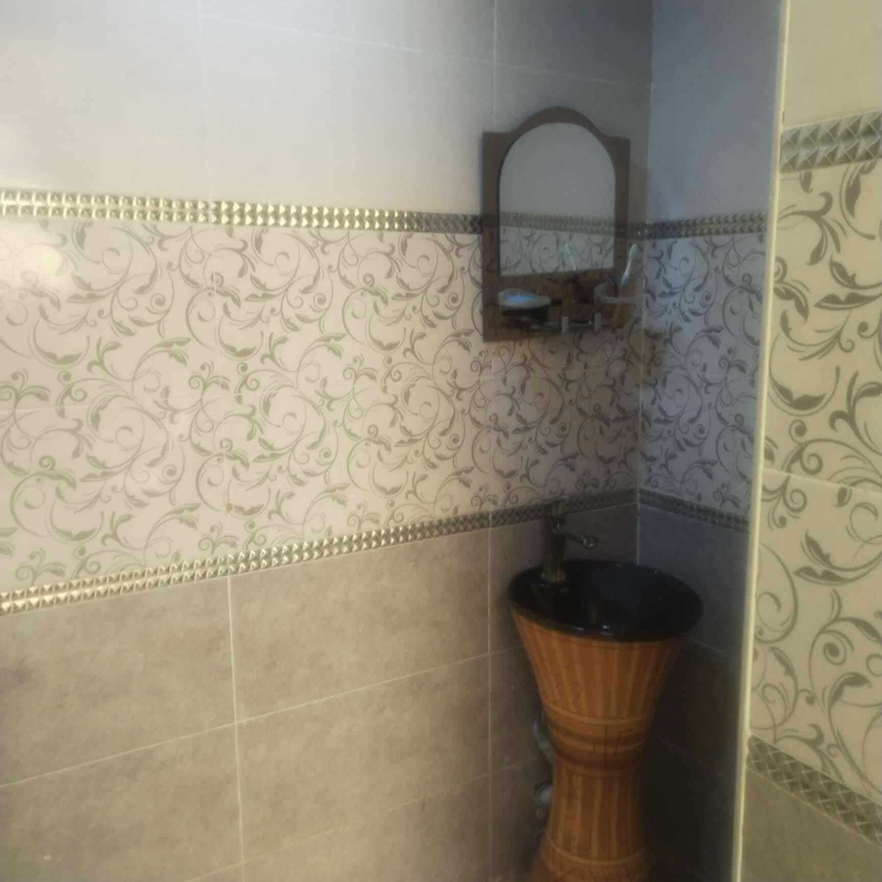 🏡 للبيع بيت مميز في حي المهندسين
 المساحة: 200 متر 
الطابق: طابق ونصف 
🔹 يحتوي على 3 غرف نوم (2 في الطابق الأرضي و1 في الطابق العلوي) 
🔹 استقبال واسع + صالتين + مطبخ 
🔹 البيت نظيف جداً كما هو موضح في الصور 
💰 السعر المطلوب: 250 مليون دينار عراقي 
📑 مطلوب للمصرف العقاري: 88 مليون دينار 📞 للتواصل: ***********
