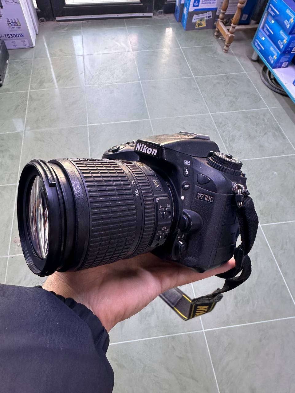 كامرة نيكون ٧١٠٠ للبيع بسعر ٥٢٥ بي مجال قليل  معاها جنطه ورام جديد وشاحنه وبطارية  مكان حله يوجد توصيل للإستفسار *********** شترها ٢٤ كي

