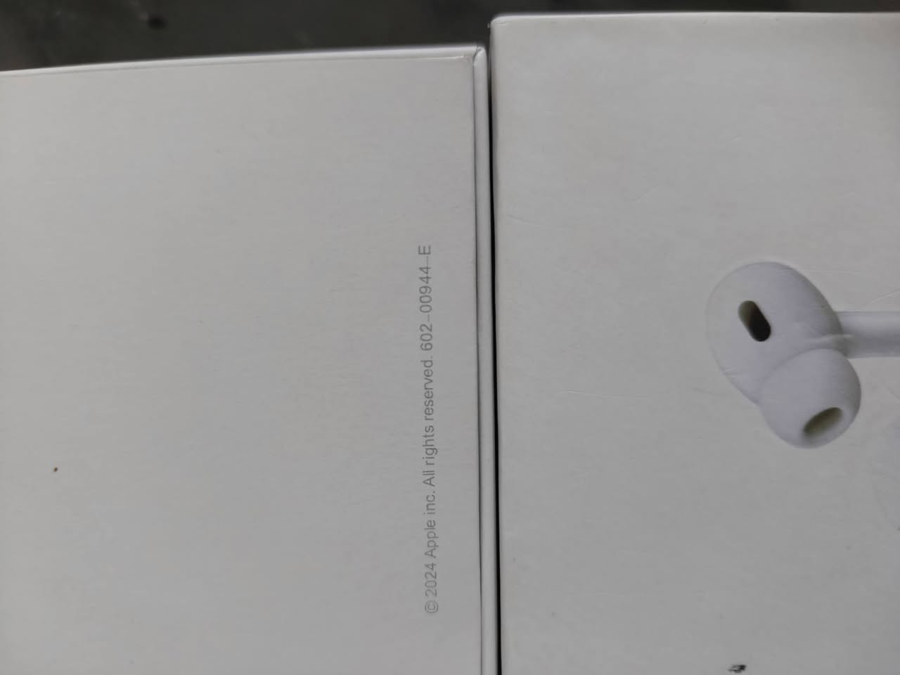 تُظهر الصورة محتويات علبة سماعات Apple AirPods Pro (على الأرجح الجيل الثاني). استناداً إلى العناصر الظاهرة، إليك تفاصيل ما تحتويه العلبة:
حافظة الشحن (MagSafe Charging Case): الحافظة البيضاء التي يتم وضع السماعات بداخلها للشحن.

سماعات AirPods Pro: سماعتان بتصميم داخل الأذن مع رؤوس سيليكون.

رؤوس سيليكون إضافية (Ear Tips): مجموعة من الرؤوس بمقاسات مختلفة (XS, S, L) لتناسب أحجام الأذن المختلفة وتضمن أفضل عزل للضوضاء.

كابل شحن USB-C: كابل طويل للشحن (في الإصدارات الأحدث يكون من نوع USB-C إلى USB-C).

كتيبات التعليمات: الأوراق والكتيبات الخاصة بالتشغيل والضمان.
ب٤٠ الف


**إذا كنت صاحب هذا الإعلان وتريد حذفه لأي سبب، رجاءا أرسل رسالة إلى الدعم الفني**