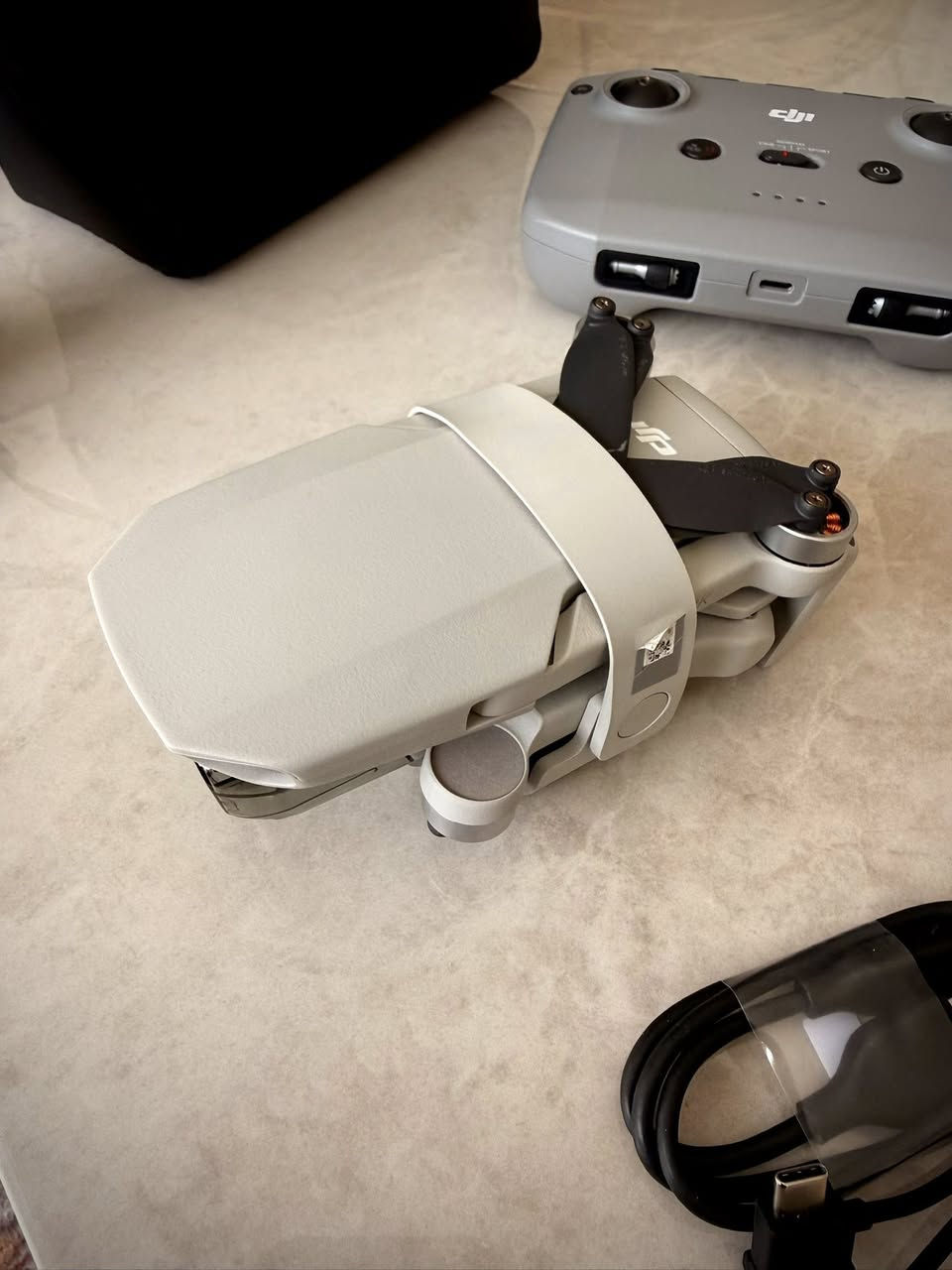 للبيع درون DJI Mini 2 (دقة 4K) نسخة الكومبو الكاملة، الطائرة بحالة الشركة (نظافة 100%) ومكفولة من أي شخط أو عطل تقني.

ملاحظة مهمة : الدرون من شركة CameraLK وكيل DJI فرع سيريلانكا وباسمي 
وعندي تخويل من الحكومة السريلانكية عند الاستخدام 
ومطايره ابد داخل العراق فقط للتجربة 
البيع على مسؤولية المشتري بالموافقات عند الاستخدام

• المواصفات: تصوير 4K احترافي، ثبات عالي ضد الرياح، ومدى إرسال طويل جداً (OcuSync 2.0).
• محتويات الباقة (Combo):
1. الطائرة والريموت كنترول الأصلي.
2. عدد (3) بطاريات بحالة ممتازة.
3. شاحن الكومبو الذكي (Hub).
4. حقيبة التنقل الأصلية من DJI.
5. كافة الملحقات (مراوح إضافية، براغي، وكيابل).
• التصوير: مرفق مع المنشور نماذج تصوير حية من عدسة الطائرة توضح جودة الألوان واستقرار الحساس.

السعر المطلوب: [600 الف]
المكان: [بغداد]
التواصل على الماسنجر


**إذا كنت صاحب هذا الإعلان وتريد حذفه لأي سبب، رجاءا أرسل رسالة إلى الدعم الفني**