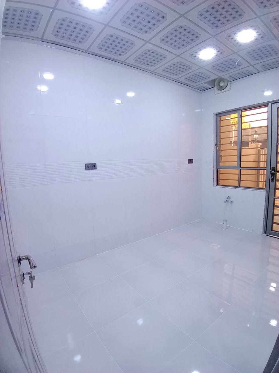 دار للبيع في حي الملايين الثانيه قرب جامع العادل يبعد عن الشارع العام 500 متر قيد الانشاء تسليم مفتاح سند 25 زراعي المساحه 110 متر الواجهه 6 النزال 18 السعر 68 وبيها مجال الاتصال على رقم الموجود على الشاشه) ***********) ***********
