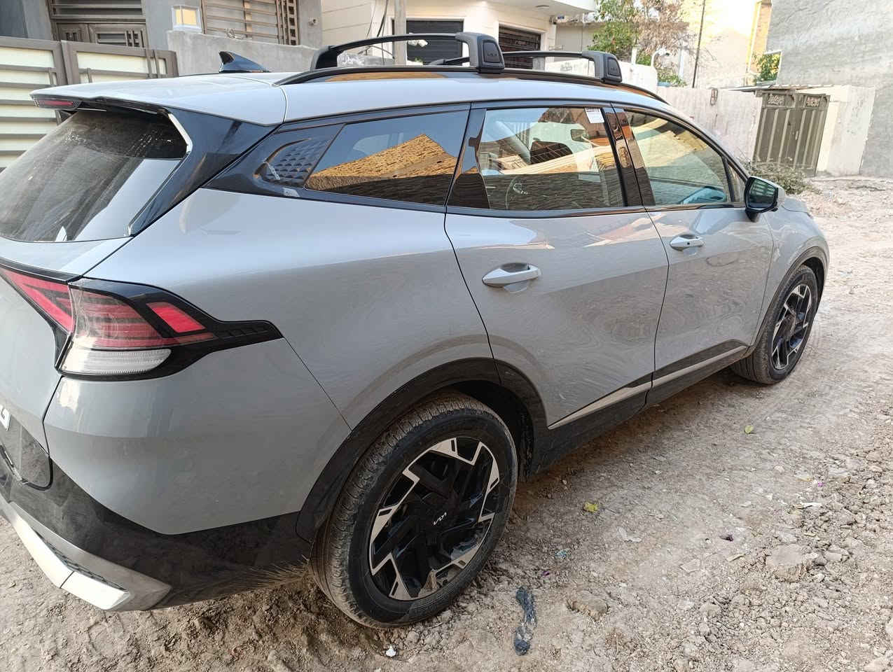 السلام عليكم و رحمة الله 
سبورتج برستيج فول مواصفات 2024 رقم بغداد ماشية 10الاف (كم) بدون إرباك بدون تبديل فقط صبغ بالصندوق صور الحادث و قم الشاصي ضمن الصور مكان السيارة بابل / ***********
السعر 248
