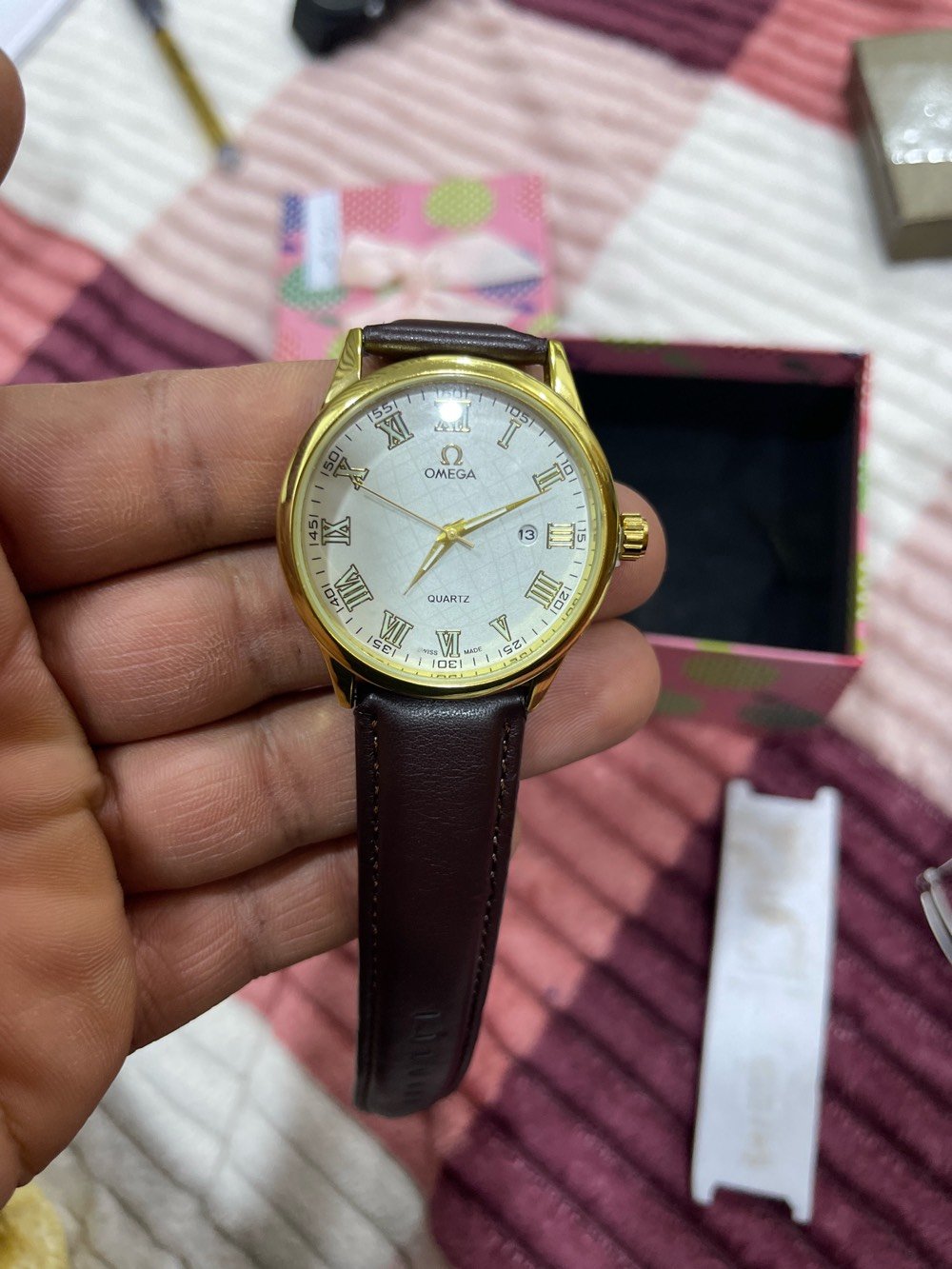 إعلان بيع ساعة بتصميم أوميغا الكلاسيكي

للبيع ساعة رجالية أنيقة بتصميم كلاسيكي فاخر مستوحى من أوميغا، تجمع بين البساطة والفخامة لتناسب اللبس الرسمي واليومي.

المواصفات:
	•	قرص أبيض بأرقام رومانية ذهبية أنيقة
	•	نافذة تاريخ عملية
	•	حركة كوارتز دقيقة
	•	هيكل بلون ذهبي لامع
	•	سوار جلدي مريح وأنيق
	•	حالة ممتازة ونظيفة جدًا
جديد غير مستخدم
تصميم راقٍ يلفت الانتباه ويمنحك مظهرًا مميزًا بسعر مناسب.

السعر مناسب جدًا
25000دينار عراقي
للاستفسار والتواصل يرجى الاتصال على الرقم ***********
