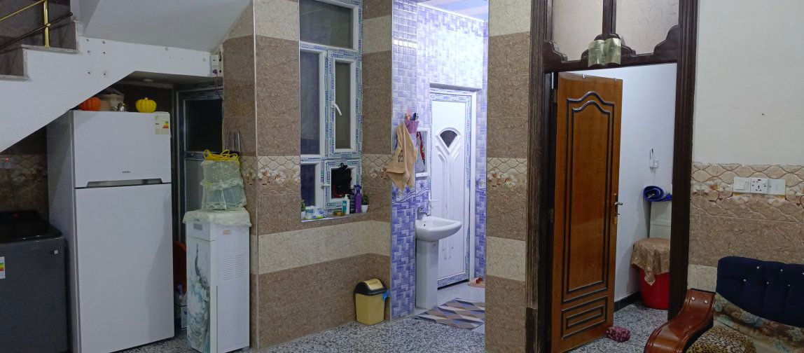 بيت طابو صرف مساحته 140م يحتوي على طابقين الطابق الاول: 
كراج و مجمع صحيات خارجيه ومطبخ واستقبال وهول 7.5×5 وغرفة نوم ومجمع صحيات تواليت وحمام ومنورين خلفي وجانبي 
الطابق الثاني: 
غرفة نوم وصحيات داخلية يعني نظام سويت وهول بنفس مساحة هول الطابق الارضي وسطحين . 
اخوان البيت بناء حديت باجود المواد 
الموقع حي السلام / قرب مدرسة الريادة الاهلية يقع على شارعين عرضهما 20م مقابيله ساحة تابعة للمالية يعني تكدر تستغلها حديقة ومتوفره كافة الخدمات  لمعرفة السعر الاتصال على الرقم *********** علماً اني صاحب العقار...
