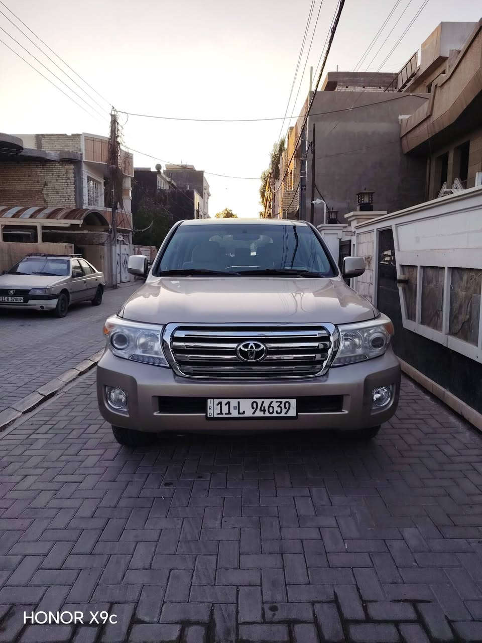 السلام عليكم اخوان
عندي لاندكروز موديل ٢٠١٠ بغداد
 رقم انكليزي بأسمي لون مميز ذهبي
 وسعرها مناسب ومستعجل على بيعتها وبالعافيه على التصير من نصيبه
. سياره حلوه جاهزه وترايها وين ميعجبكم
سته سلندر بيها منظومه غاز وشادلها منظومه بريك كامله جديده. 
محرك وكير وصدر وتايرات جاهزه وعلى الضمان بيها ثلاث قطع صبغ فقط
شاشه كبيره الحجم فيها تحكم كامل للمنظومات . 
سعرها  225 $
مكان السياره بغداد/السيديه
للاتصال ***********.او ***********
