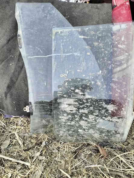 السلام عليكم ورحمة الله وبركاته
غراض فلاونزا للبيع تفصيخ 
***********
سايد ابريك
احزام امان عدد ثلاث 
اقفالة باب عدد اربعه كاملات 
باب امامي ايمن 
باب خلفي ايسر 
فرشه ارضيه كامله لون رصاصي 
دواسات باب عدد اربعه 
ضفائر عدد ثلاث واحده كبيره 
ربل بيبان عدد اربعه 
ربل قماره داخلي كم قطعه 
هيكل قمارة فلاونزا 2010
