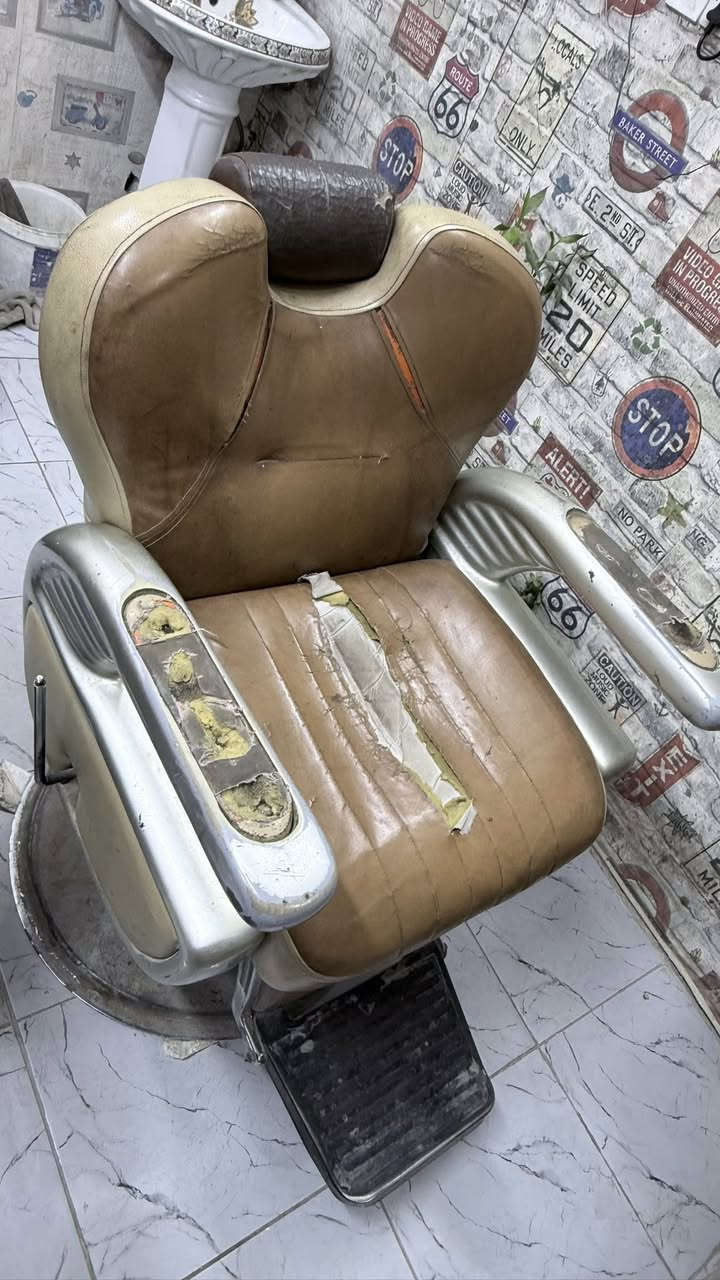 سلام عليكم جام خانه عرض 2/87طول 2/50.     براد كراسي ثنين جام ثنين ميز وسط جهاز بوخار برته جام خانه 2متر مغسله  تخم ثنين واحد منهم مكسورن الرجل للمعلومه الميوزه بدون غراض بس خشب  ومرايه ابيعلك ما ابيع مفرد ابيعه كله سعر 800وبي مجال ***********
