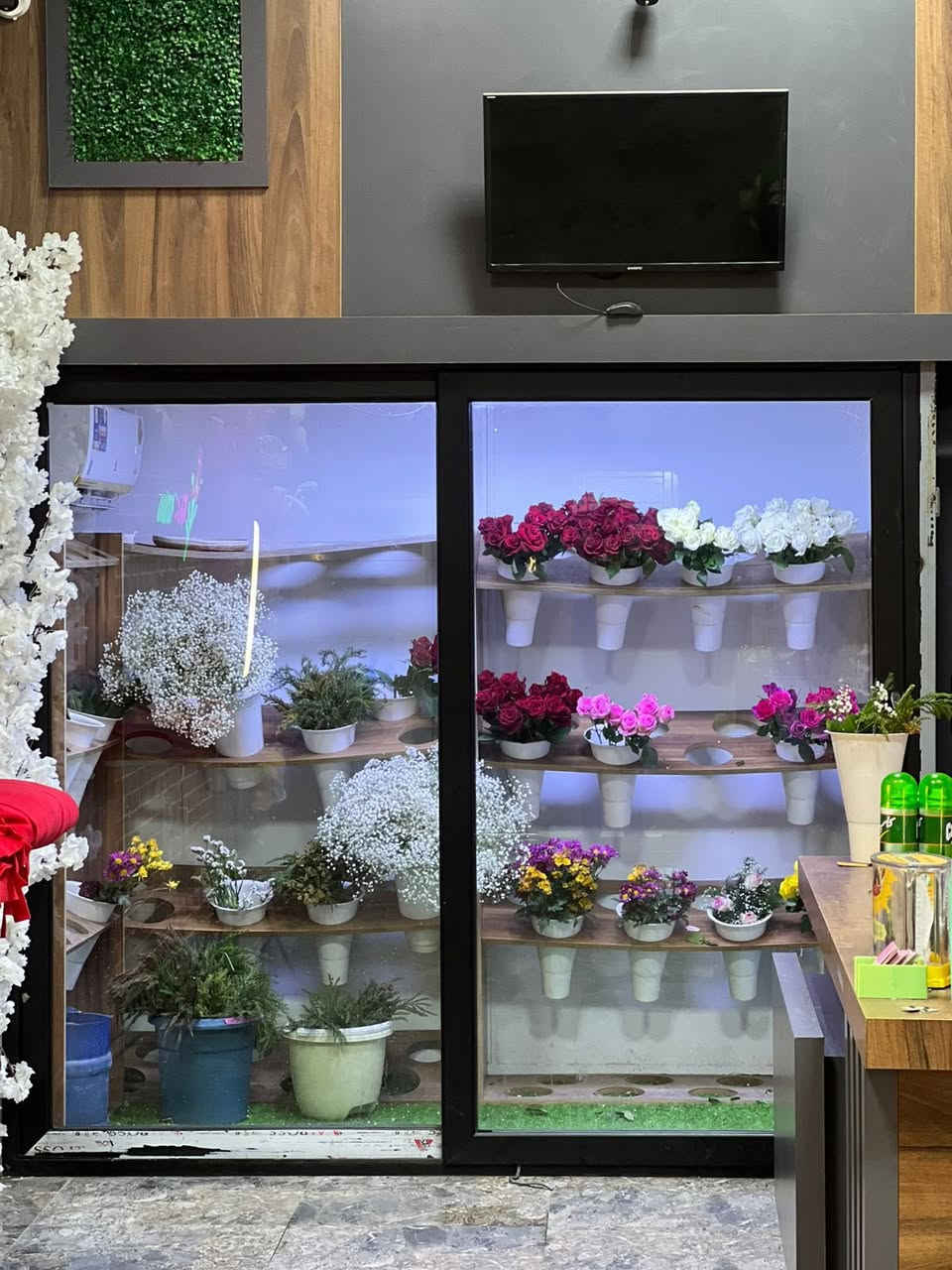 محل لبيع الزهور والتزيين للبيع 
في حي النقيب قرب جسر الضريبة مجاور شركة الأصيل
مع كامل محتوياته
ايجاره مدفوع لمدة 6 اشهر
المحل معروف ولديه زبائن دائمين 
عدم التفرغ هو سبب البيع 
للتواصل / ***********
السعر  7.5 مليون
