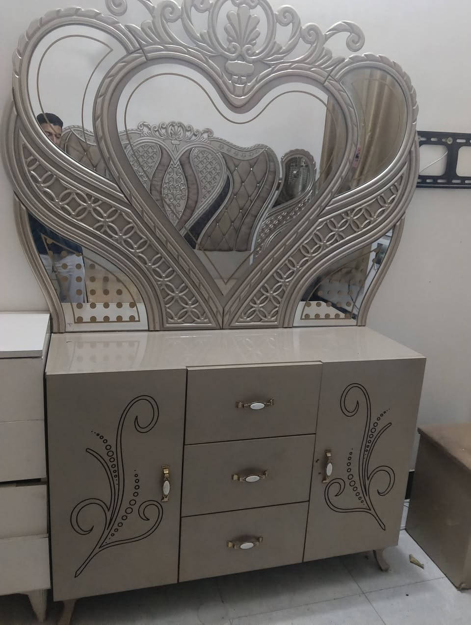 غرفة تركيه نضيفه كلش وضخمه وخشب ثقيل لون ذهبي  مميزوصبغ حراري اصلي وبرقي جوي حديد وجام ليزري وناره شغاله السعر 675 وبيه مجال بسيط اتصال علا الرقم/***********/***********/ مكان فلوجه
