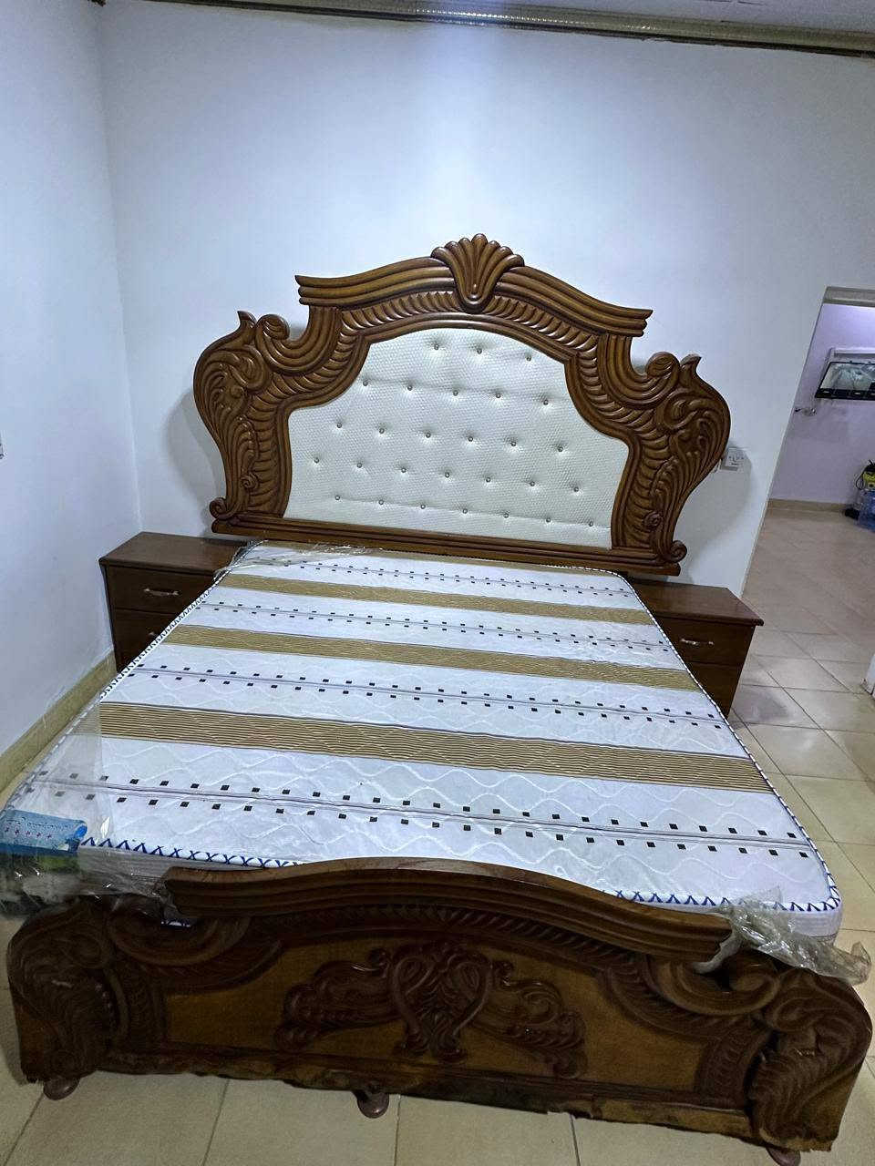 للبيع كامل سرير مع دوشك و الكومديات للبيع ( صاج شغل يدوي ) 
للعلم الدوشك جديد يعني محد نايم عليه  
كامل ٢٠٠ الف قفل 
الاستفسار الاتصال على 

‏‪***********‬‏

