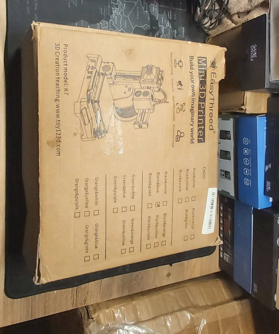 السلام عليكم 
الطابعة ثلاثية الأبعاد EasyThreed K7 

- العلامة التجارية: Hebry
- المُصنِّع: Hebry

المميزات الرئيسية:

- سهلة الاستخدام: الطابعة الصغيرة ثلاثية الأبعاد سهلة الاستخدام للغاية، يمكن للأطفال والمبتدئين فهمها بسرعة.
- دقة عالية: دقة منخفضة تصل إلى 0.1 ملم، مما يسمح بتأثير طباعة سلس وحيوي. 

-  تسخين سريع وآمن: الطابعة ثلاثية الأبعاد مجهزة بأحدث تقنيات الطارد، والتي نادرًا ما تسبب مشاكل مثل انسداد الفوهة وضعف البثق.

- لوحة أم صامتة للغاية:سهل الإزالة: سطح السرير الساخن مجهز بملصقات شفط مغناطيسية مرنة، والتي يمكن إزالتها بعد الطباعة مجهزة بلوحة أم صامتة 32 بت مطورة ذاتيًا وأحدث وحدة تحكم TMC2209.

-المواصفات:

- تقنية الطباعة: FDM
- حجم البناء: 100 × 100 × 100 ملم
- كمية فوهة: 1
- قطر الفوهة: 0.4 ملم
- خيوط طباعة: PLA
- دقة الطباعة: 0.1-0.3 ملم
- سرير ساخن: لا
- برنامج تقطيع: Easyware K7، CURA، sypmify3d
- درجة حرارة جهاز البثق: ~230°C
- سرعة الطباعة: 10-40 مم/ثانية.


**إذا كنت صاحب هذا الإعلان وتريد حذفه لأي سبب، رجاءا أرسل رسالة إلى الدعم الفني**