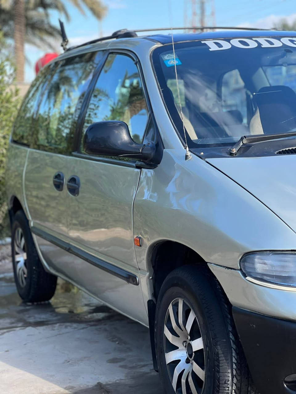 دوج كرفان موديل 2000لون أخضر فستقي بسمي مكينه وكير كفاله كهربائيات كله شغاله مكينه مال موديل 2007 حداديه زينه تخم تاير نقص بس تبريد مصبوغه عام بدون ضربه السعر 58  وبيه مجال
***********
