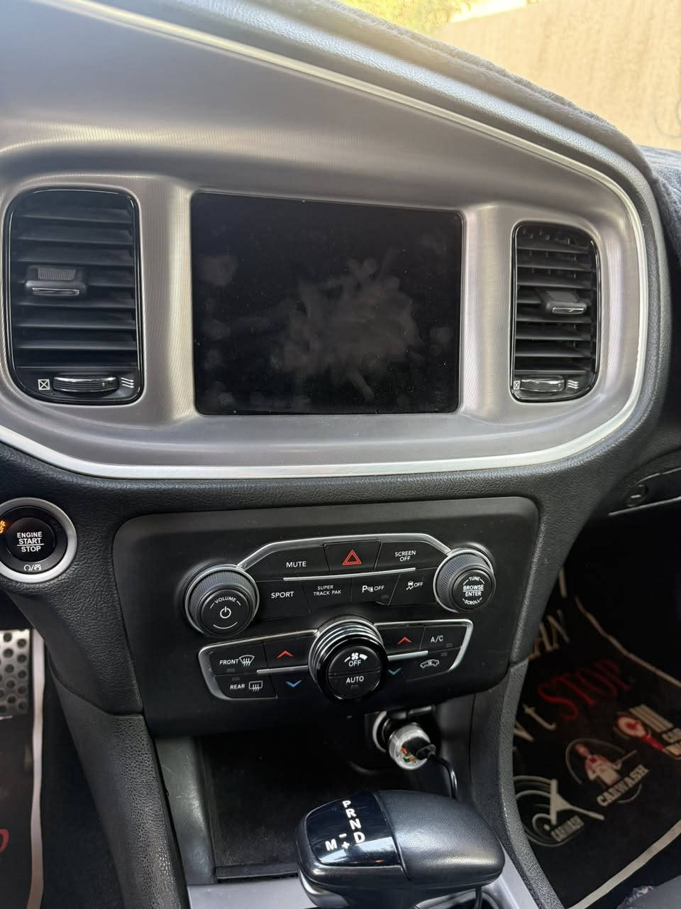 📍 الموديل: 2022
📌 الفئة: GT / فل كامل
📅 النوع: SUV / تو ويل
📍 الموقع: (بغداد زيونه)

⸻

✨ مواصفات السيارة الأساسية

🔹 المحرك: V6 سعة 3.6 لتر (قوة ~ 293 حصان)
🔹 العزم: ~ 260 رطل-قدم/ 353 نيوتن-متر
🔹 ناقل الحركة: أوتوماتيكي 8 سرعات
🔹 الدفع: خلفي أو رباعي (4×4)
🔹 استهلاك الوقود: ~ 19 ميل/جالون داخل المدينة و 26 على الطريق السريع (متوسط 22)  

🔹 السعة: 5 ركاب
🔹 عدد الأبواب: 4
🔹 أنظمة أمان:
• ABS + EBD
• وسائد هوائية متعددة
• نظام تثبيت السرعة
• نظام مراقبة ضغط الإطارات
• نظام التحكم في الثبات
• حساسات أمامية وخلفية + كاميرا خلفية  

🔹 الراحة والتقنية:
• شاشة معلومات وترفيه Uconnect تعمل باللمس
‏• Apple CarPlay / Android Auto
• تحكم بالمكيف + منافذ USB + Bluetooth
• مقاعد جلدية عالية الجودة
• نظام صوت ممتاز
• تحكم إلكتروني بالقيادة على التضاريس  

🔹 الأبعاد:
• قاعدة العجلات: 116.7 بوصة
• الطول: 193.5 بوصة
• المساحة الخلفية / التخزين ممتازة للعائلة والأمتعة  

⸻

🔥 المميزات الأساسية

✔️ مظهر خارجي قوي ورياضي
✔️ أداء ممتاز على الطريق والطرق الوعرة
✔️ كفاءه وسهولة قيادة يومية
✔️ فخامة داخلية وخامات راقية
✔️ إمكانيات سحب ممتازة
✔️ أنظمة أمان وسلامة متقدمة

⸻

📌 ملاحظات للبيع:
🔸 الحالة: حالة ممتازة 
🔸 اللون: رمادي
🔸 الكيلومترات: (41484الف كيلو)
🔸 السعر المطلوب: (206 وبي مجال)
🔸 للتواصل: (***********)
