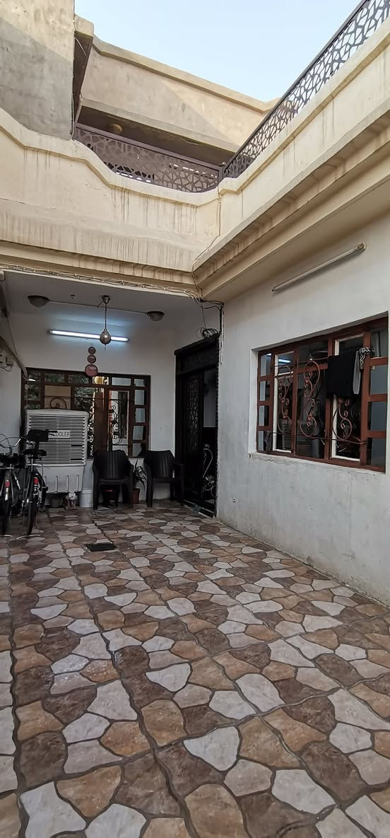 السلام عليكم دار للبيع المساحه 100 مربع قاطين يحتوي علا استقبال ومطبخ وهول وغرفه نوم وصحيات القاط الاول والقاط الثاني يحتوي علا ثلاث غرف نوم وصحيات بيت مرتب والموقع كلش حلو فول خدمات يبعد عن الشارع العام  عشر امتار العنوان شارع ابو وليد قرب التقاطع وذا اكو مراوس ابيت مساحه 200 متر ماعندي مشكله بس يكون مرتب وقريب علا الشارع للستفسار اتصل علا الرقم التالي *********** ملاحظه البيت يباع هوه والاثاث

