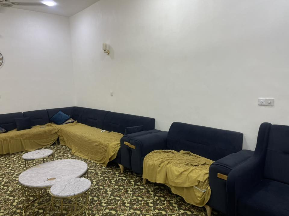 ✨ فرصة مميزة للبيع – دار زراعي 250م ✨
📍 الموقع: شارع حسينية الإمام الغائب
🏡 مساحة 250 متر – تصميم عملي ومريح

🔹 البيت مبني كونكريت طابوق
🔹 حديقة خارجية جميلة
🔹 شقتين منفصلات (وحدة بدرج خارجي + وحدة بدرج داخلي)
🔹 منظومة كاميرات مراقبة

🔸 الطابق الأرضي يتكون من:
✔️ استقبال أنيق
✔️ صالة واسعة
✔️ غرفتين
✔️ مطبخ حار + بارد
✔️ صحيات داخلية وخارجية
✔️ مناور + مجمع صحيات

🔸 الخدمات متكاملة:
💧 ماء
⚡ كهرباء
🛣️ مجاري
💡 أعمدة إنارة

بيت متكامل وجاهز للسكن… فرصة لا تعوض 🌟

📞 للاستفسار:
***********
***********
