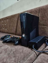 اكس بوكس 360للبيع جوستك 2واحد واير ليس والثاني واير مابي اي عيب شغال ش...