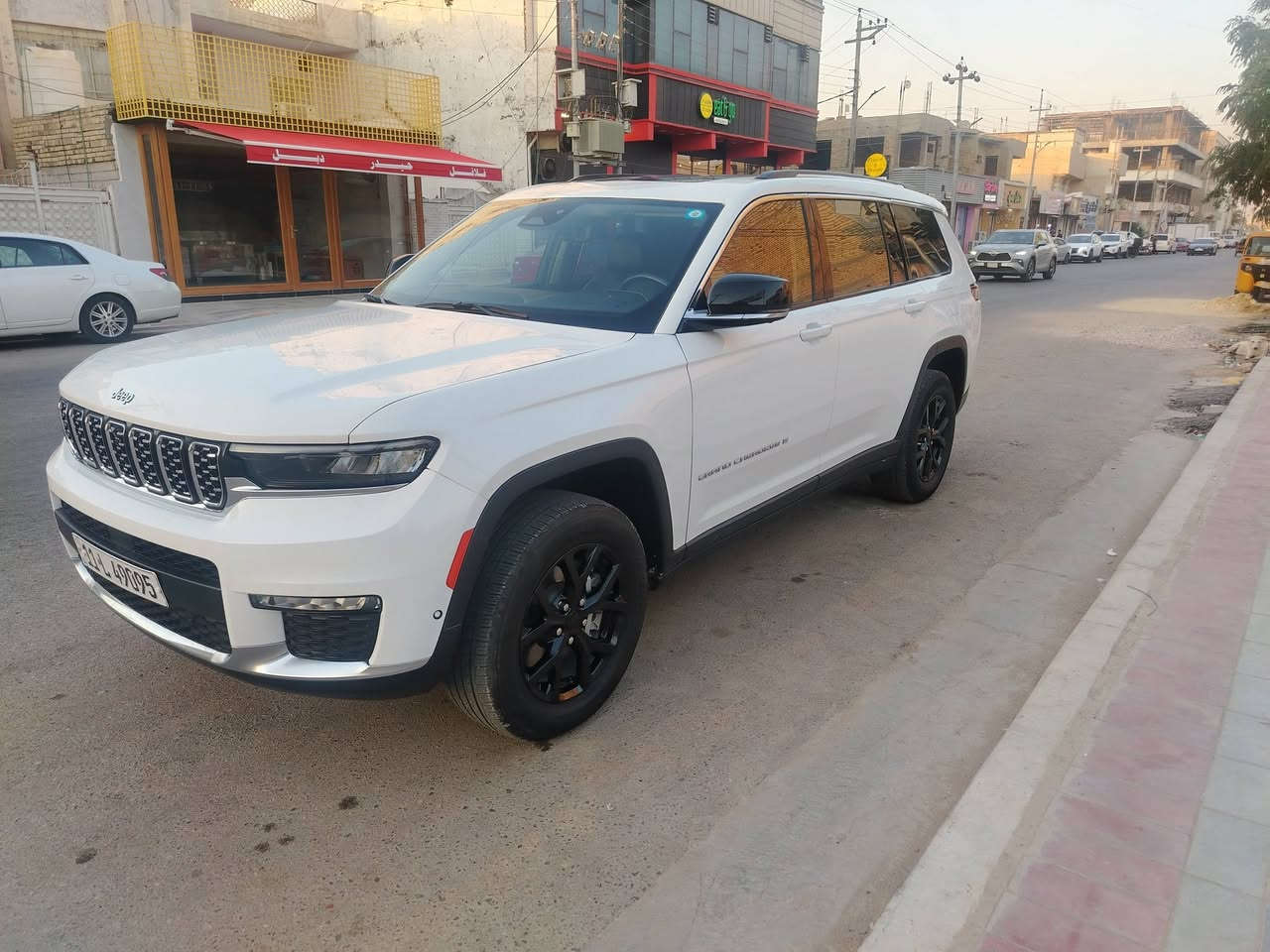 جيب موديل 23 سياره فول مواصفات ميحتاج اذكرمواصفاته 7 راكب ماشيه 45 حادثها جاملغ وبنيد  مراوس حسب القناعه السعر 310 السياره موجوده بالعماره ***********
