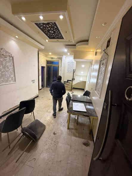 #للايجار______في______السيديه

بيت مساحه  70 متر يتكون من مدخلين 

وغرفتين  نوم مطبخ صاله خدمات صحيه عدد  2 وكراج

#الايجار مليون 

للاستفسار الاتصال على الارقام التاليه

***********

***********
