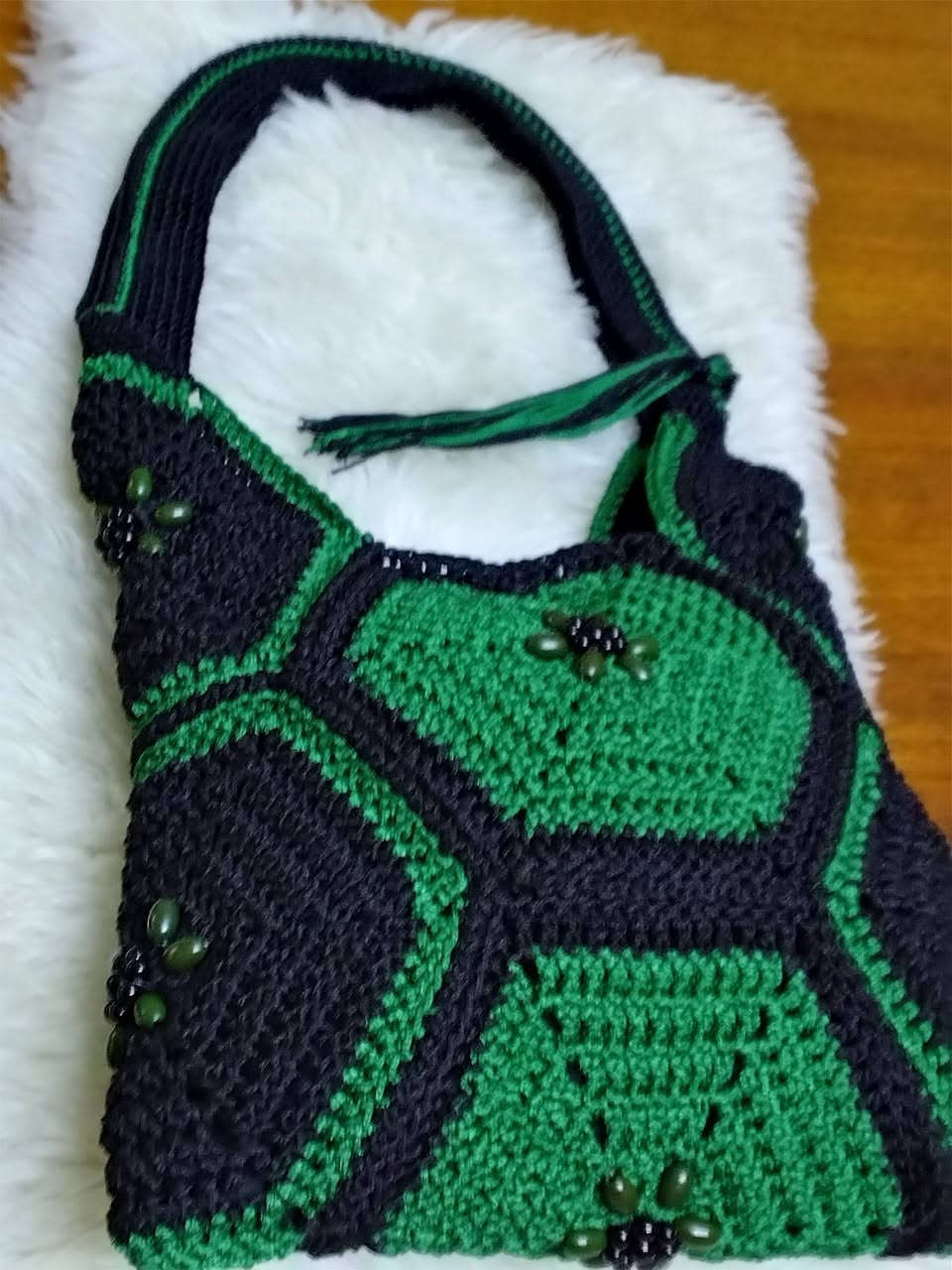 حين تجتمع دقة الكروشيه مع سحر اللون الأخضر الملكي وفخامة اللون الاسود تولد هذه القطعة الفريدة...صُممت يدوياً بحب لتمنحك إطلالة إستثنائية لاتشبه احد...تداخل هندسي سداسي بالألوان الاسود والاخضر ولمسات من الخرز الأنيق...للمزيد من المعلومات التواصل على الخاص


**إذا كنت صاحب هذا الإعلان وتريد حذفه لأي سبب، رجاءا أرسل رسالة إلى الدعم الفني**