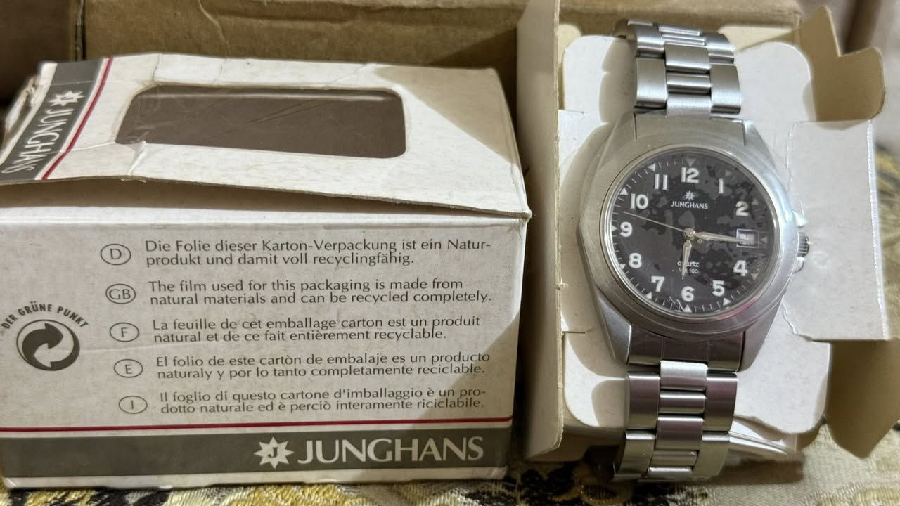 Junghans vintage stock watch 1990
ساعة من شركة يونكَهانس الالمانية العريقة 
مخزنة بشكل كامل مع ملحقاتها 
وبتصميم مميز وجميل
مكينة الساعة كوارتز
مينا الساعة مينا مميزة سوداء 
ارقام مضيئة واميال مضيئة ونافذة تاريخ 
سير الساعة ستانلس ستيل الاصلي بقفل مميز وجميل 
قطر الساعة 38mm قطر 
 الساعة قفل بحري
 بتصميم كلاسيكي وبكفائة المانية
 تحفة مخزنة بستكراتها مما يجعلك اول شخص يرتديها منذ


**إذا كنت صاحب هذا الإعلان وتريد حذفه لأي سبب، رجاءا أرسل رسالة إلى الدعم الفني**