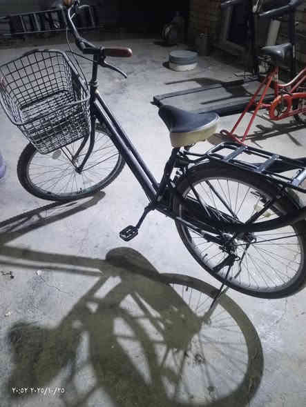 السلام عليكم شباب بايسكل للبيع يباني باله كلش نضيف مبدل بس تايرات مكاني بغداد حي البتول السعر 130 وبي مجال الشراي يجي خاص ***********
