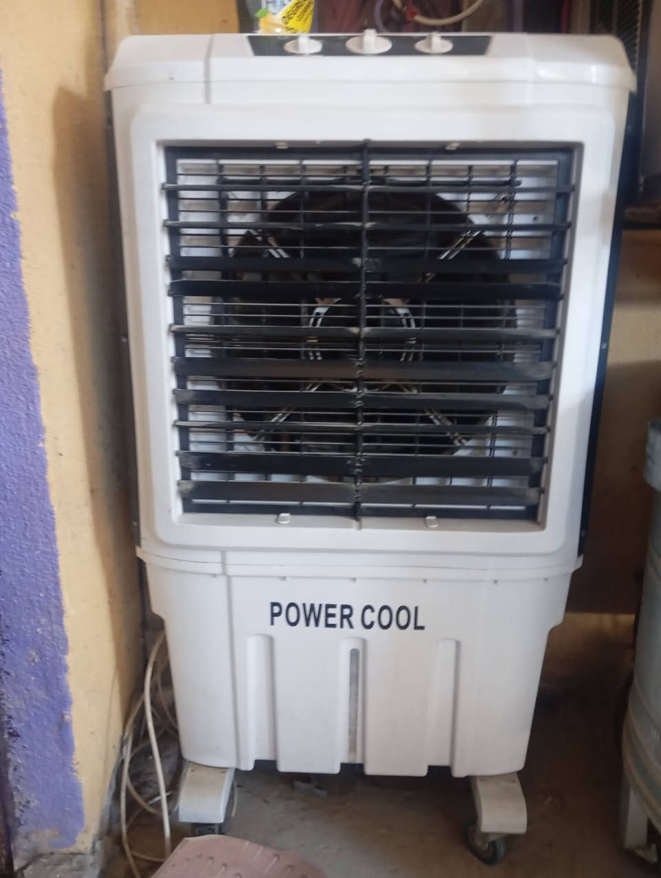 مبردة للبيع السعر ١٠٠ جديدة رقم الهاتف ***********
