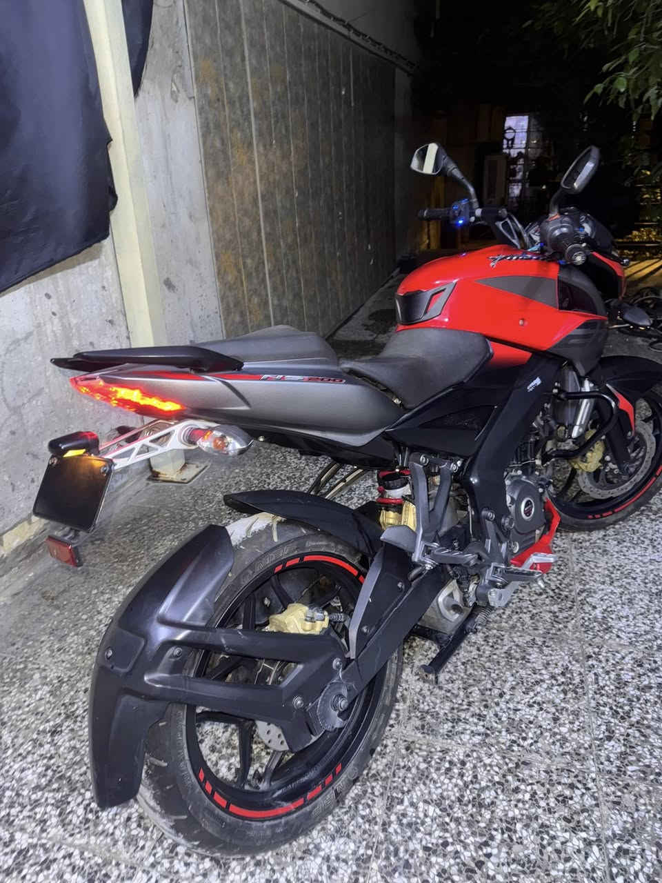 السلام عليكم
بولسر NS200
استلام شركة بجاج من الوكيل نفسة موديل 2021 استخدام شخصي وضميتها ماشية ٤ الاف يعني ما يحتاج اسولف على النظافة الدراجة زيرو حتى عدتها وياها اوراقها كاملة اصولية مشيت بمعاملة الترقيم وعفتها ما رقمتها مع العلم الترقيم حالياً مفتوح
بغداد / بغداد الجديدة او الغدير  
واتساب ***********
