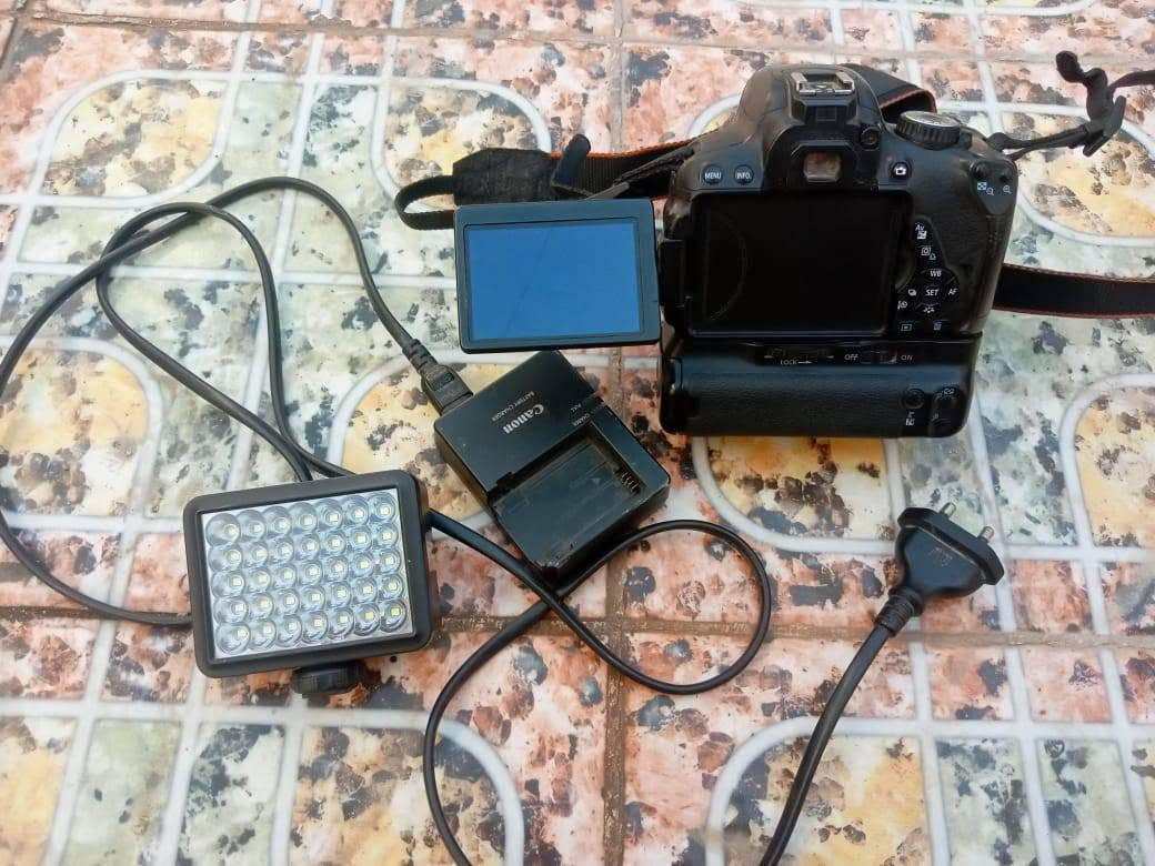 كاميرا كانون 650
ملحاتها
1_ثلاث بطاريات
2_شاحنه
3_بيبتي لايت
4_جنطه
5_ حافظه بطاريات عدد اثنين 
6_ رام 32
7_گرب
السعر 500 ألف


**إذا كنت صاحب هذا الإعلان وتريد حذفه لأي سبب، رجاءا أرسل رسالة إلى الدعم الفني**