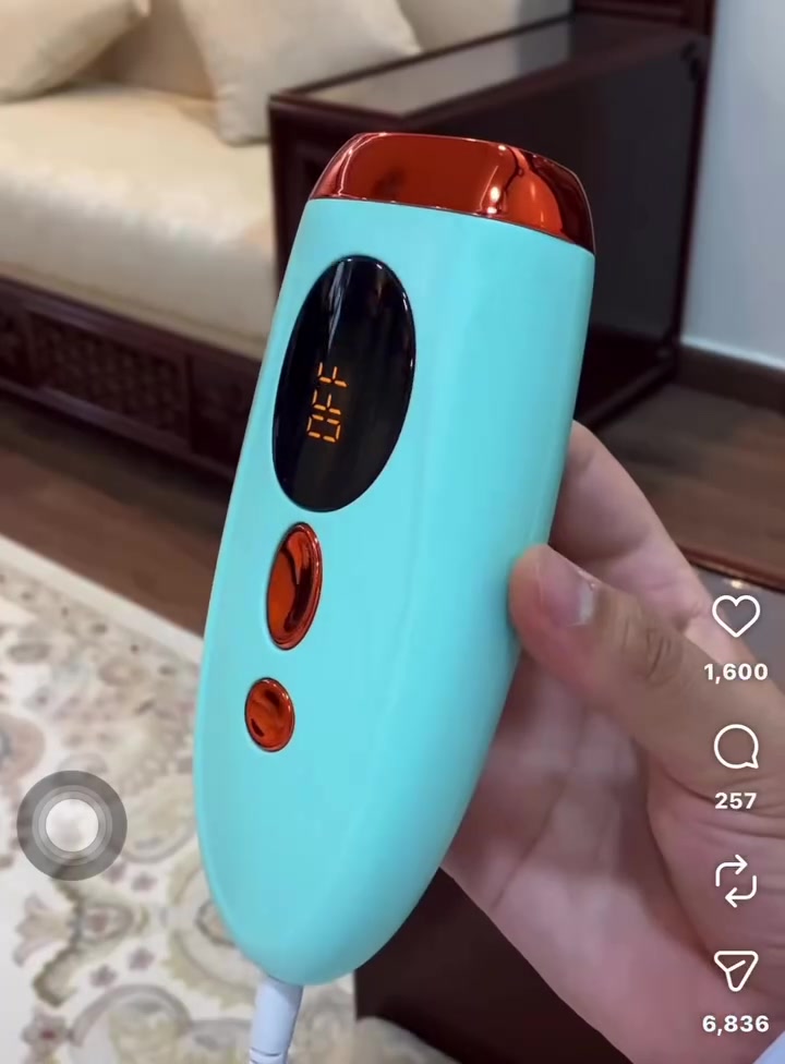 هذا *جهاز إزالة الشعر بالـ IPL مع تقنية التبريد Ice* - نوع ليزر منزلي.
*المواصفات  والسعر60  الف 
- *التقنية*: IPL - نفس تقنية عيادات الليزر بس بقوة أقل للاستخدام المنزلي
- *التبريد*: ICE Mode - يبرد الجلد أثناء الجلسة حتى يقل الألم والاحمرار
- *وضعين فلاش*: غالباً يدوي وسريع Auto للمناطق الكبيرة مثل الرجل
- *الاستشعار الذكي*: Smart Sensing - يشتغل بس لما يكون ملامس للجلد حتى ما يضرب بالغلط
- *5 مستويات طاقة*: تكدرين تتحكمين بالقوة حسب لون البشرة وسمك الشعر
- *شاشة ديجيتال*: تبين عدد الومضات المتبقية ومستوى الطاقة

*شنو يعني عملياً:*
1. *الاستخدام*: للوجه، الإبط، البكيني، الرجل، اليد. 
2. *النتائج*: يحتاج 6-8 جلسات كل أسبوعين بالبداية، وبعدها جلسة كل شهر للصيانة
3. *الأمان*: آمن للاستخدام البيتي إذا اتبعتي التعليمات، بس لا تستخدمينه على الشامات أو الجلد الملتهب
4. *الميزة*: التبريد يخلي التجربة أخف ألم من أجهزة IPL القديمة


**إذا كنت صاحب هذا الإعلان وتريد حذفه لأي سبب، رجاءا أرسل رسالة إلى الدعم الفني**