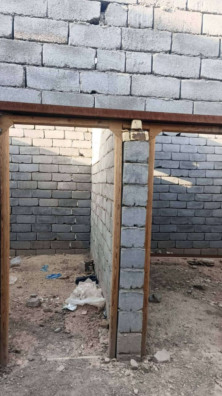 السلام عليكم بيت واصل للعكاده 200 متر
بشارع الخضر قريب ع شارع ارضيه صب بناء بلوك 

بيه 3 غرف ومطبخ  وديوانيه وصالتين (السعر 35)

اتصال ***********
