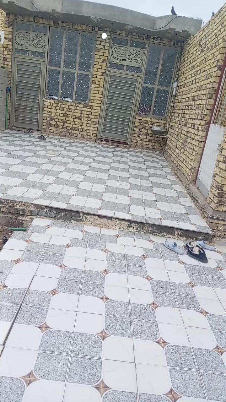 سلام عليكم بيت للبيع في حي لعدل ثاني عله طريق ابو نماش مساحه ٢٠٠ متر يبعد عن شارع رئيسي ٤٠ متر خدمات ماء اساله مولد بابك عرض شارع ٩ متر بيت بناء حديث طابوك وسكف صب كونكريت بيت كامل مكمل سيراميك كله السعر ٤٧ وبي مجال وهاذه رقمي *********** يم صيطره القديمه مبنى قبل تصوير الله شاهد
