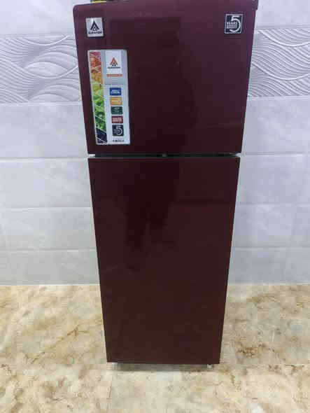 السلام عليكم ثلاجه حجم ١٢ قدم الحافظ  للبيع ثلاجه نضيفه مابيه خياسات تجي شوفه بعينك حته كرت ظمان موجود مكاني الخطيب زراعي السعر ١٧٥ وبيه مجال ***********
