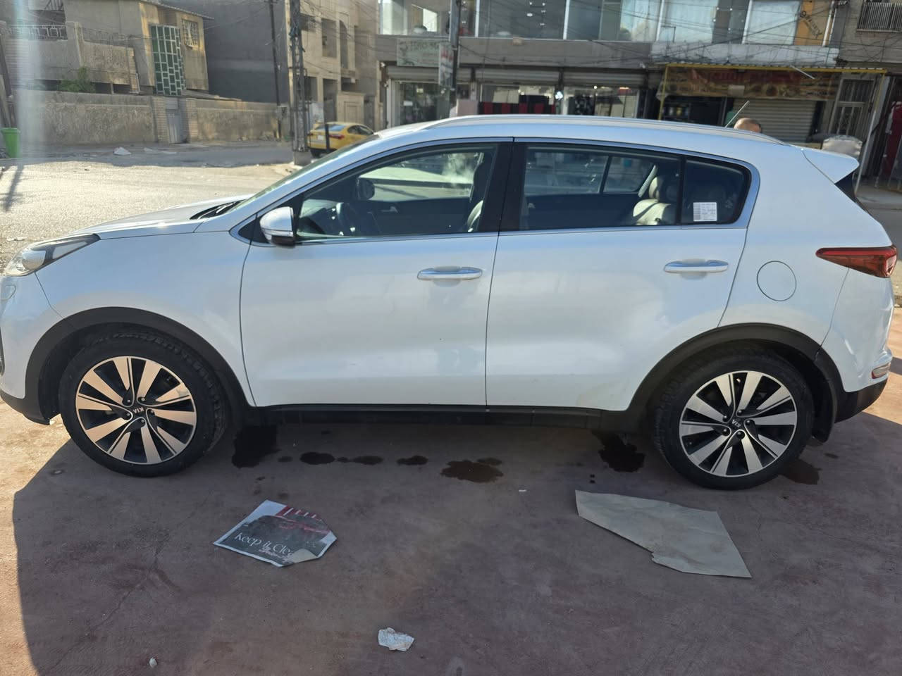 سبورتج 2017 ابيض خليجي رقمها بغداد بيه صبغ قليل بلجاملغ الخليفي ...حساسات والمرايه شفط ويل ١٩ كروم والداخل عسلي 
السيارة ع ايدي من زيرو لحد الان خير من الله ماشيه ١٧٣ السعر ١٦٨ وبيها مجال موبايل ***********
