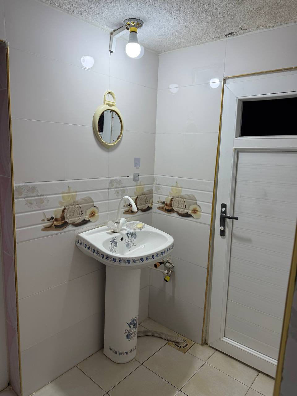 مرحبا
بيت للبيع ٢٧٥ م 

طابقين

٧ غرف

استقبال 

مطبخ حار وبارد

صحيات حمامات ٢

تواليت ٢

واحد حزيران قرب جامع الغفران

للاستفسار ع هذا الرقم 

***********
