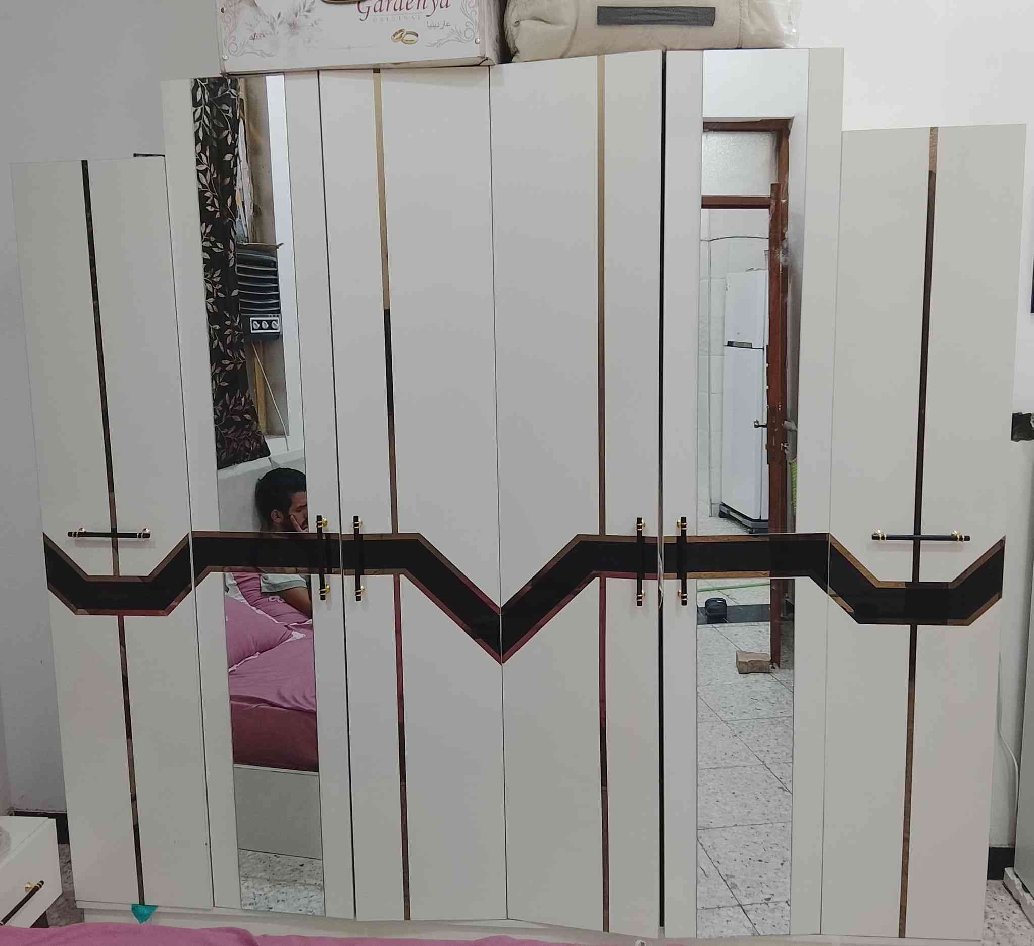 سلام عليكم غرفه تركي للبيع  جديده الغرفه مصارلي اربع شهور من اخذته ممفتوحه ولا مشدوده بعده جديده عارضه اب ٤٠٠ لان مستعجل عل بيعه تجب وتشوف بعينك بعده جديده ***********
