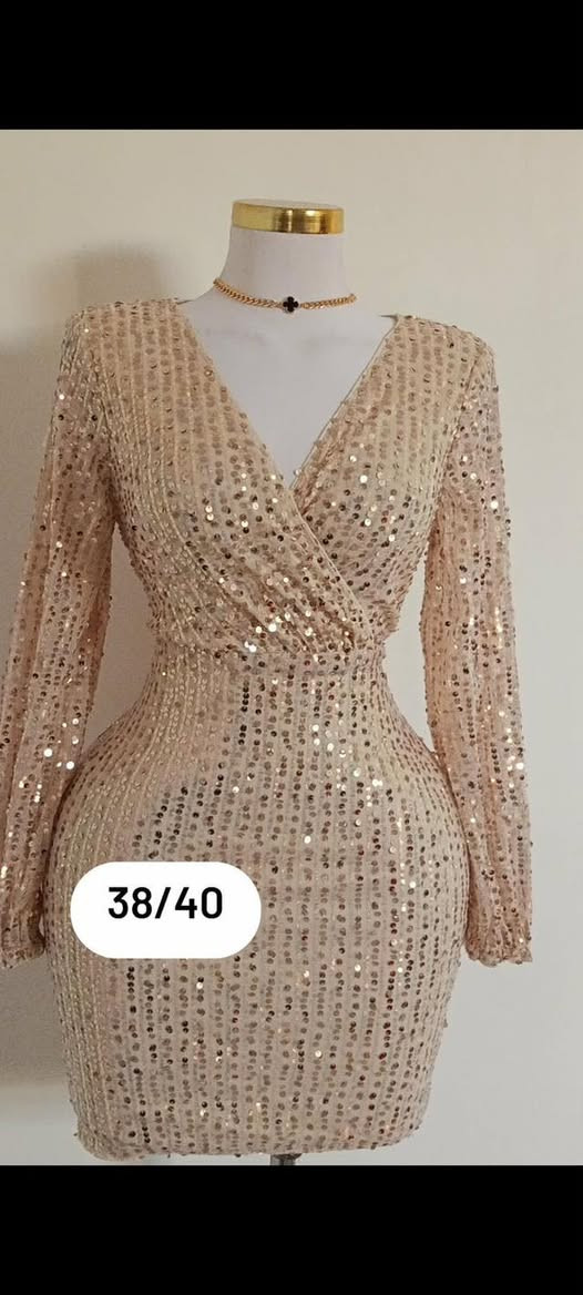 فستان اوف وايت مطعم ترتر فوق الركبه يلبس ٣٨-٤٠ سعره ٢٥ الف فقط تخفيض🔥♥️♥️♥️ للحجز واتساب ***********
