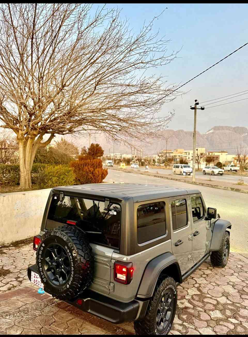 Jeep ranglar 2023
مواسه فات ويڵز
ره نگى چيمه نتۆى 
كاتى دهۆك داخل بووه 
٣ مۆده كاره با هايبيرد به نزين 
٢٠ ى تۆربۆيه زؤر ئيقتساديه 
گێر مه كينه به شه رت نه كراوه ته وه
خه له لى كاره باى نيه 
هيچ حه يبێكى نيه وهه موو گيانى به شه رته 
٥٦ ميل رؤيشتووه
په له يه ك له بۆنيته كه ى بوياغه 
بئ ناو گرتن بئ ئه رباگ به شه رت
چاڵ و ته حديلى نيه
شانصيه كانى به شه رته نوكه ده رزي پێوه نيه 
نمونه يه له جوانى و خاوينى 
٤٥ رؤژ ژماره كاتى ماوه
گه ر مشته رى نامه بنيره بؤ سؤنه ر و فه حسه كانى
٢٧٨ گه لا
*********** رانية, السليمانية
