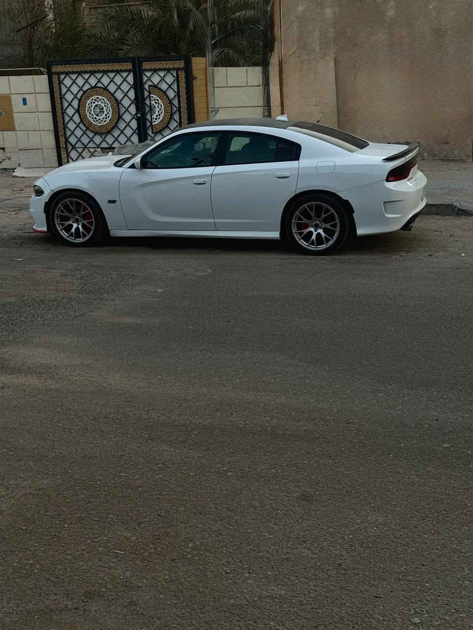 جارجر ارتي ٥٧٠٠ موديل ٢٠١٦ الحادث موضح بالصورة والباب العكس السائق مبدل جاهزه للاخير وبيها بارد مابيها اي نقص سنوية جديدة لل٢٩ هزة جديدة  شرط التحويل رقم قادسية 
السعر 180 مكان السيارة البصرة ***********
