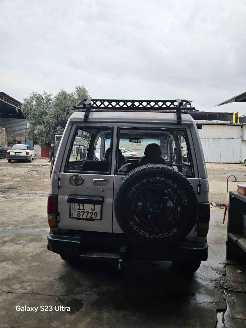 السلام عليكم
لاندكروزر ١٩٨٨ محدثه
٦ سلندر
كير ومحرك شرط 
٤ راكب
رقم دولي
السياره احلا من الصوره
للمزيد من المعلومات يرجى الاتصال
*********** 
السعر ٩٥ وبيها مجال
عنوان السياره موصل

