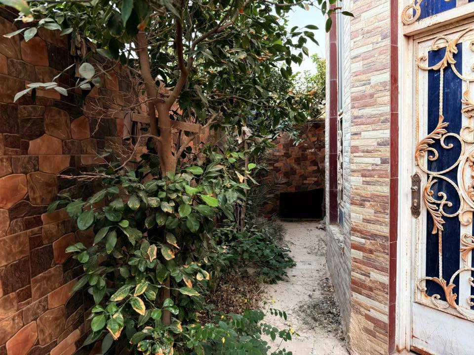 بيت للايجار في حي الشهداء
مساحة 250 متر

غرفتين نوم

٣ مجموعات صحية

حمام خاص بالاستقبال وحمام غرفة ماستر 

مطبخ وصالة كبيرة واستقبال واسع 

 كراج سيارة

حديقة صغيرة 

البيت مجهز بسبالت كاملة لجميع الغرف ، كاونتر مطبخ ، انارة وكهربائيات كاملة

سعر الأيجار : 350 الف دينار 

***********
