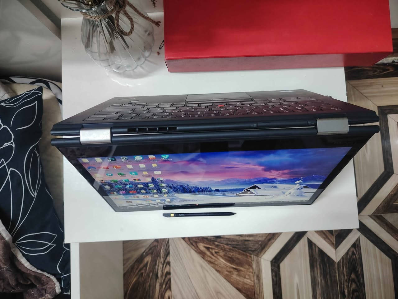 المودیل: Lenovo ThinkPad X1 Yoga الفئة: 1-Business /2-in 
حجم 14 إنچ 
شاشة لمس متعددة النقاط 
(Laptop / Tablet / Tent / Stand)  360 تدور درجة· 
تدعم القلم للرسم والملاحظات 
القلم: قلم لمس مدمج داخل الجهاز 
المواصفات الكاملة: 
  المعالج: Intel Core i7-7600U (الجيل السابع) 
 السرعة: حتى (3.9GHz (Turbo Bost 
16GB DDR4 (Dual Channel) :(RAM)  
  التخزين: 512GB SSD NVMe Samsung (سريع جدا) 
 کرت الشاشة: 620 Intel HD Graphics 
 النظام: Windows 10 Pro أصلي - b4bit 
 المعمارية: x64 
  اللمس: دعم لمس 10 نقل 
 الهیکل: متین وخفيف (سلسلة ThinkPad الاحترافية)
الشحن : Type C
سعره 375 الف وشرط الفحص
رقمي 
*********** كركوك, العراق
