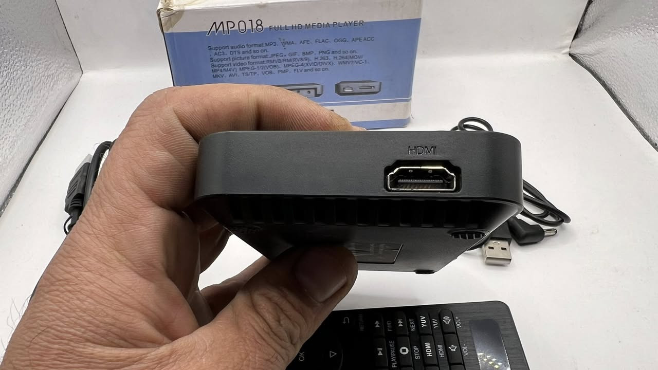 هذا الجهاز هو مشغل وسائط عالي الدقة MP018 Full HD Media Player.
يدعم تشغيل الفيديوهات بجودة 1080P عبر مخرج HDMI.
يحتوي على منافذ لتوصيل أقراص التخزين الخارجية مثل USB وبطاقات SD.
يدعم مجموعة واسعة من تنسيقات الملفات بما في ذلك MKV، AVI، RMVB للفيديو، و MP3 للصوت.
يتضمن جهاز تحكم عن بعد (ريموت) لسهولة الاستخدام.


**إذا كنت صاحب هذا الإعلان وتريد حذفه لأي سبب، رجاءا أرسل رسالة إلى الدعم الفني**