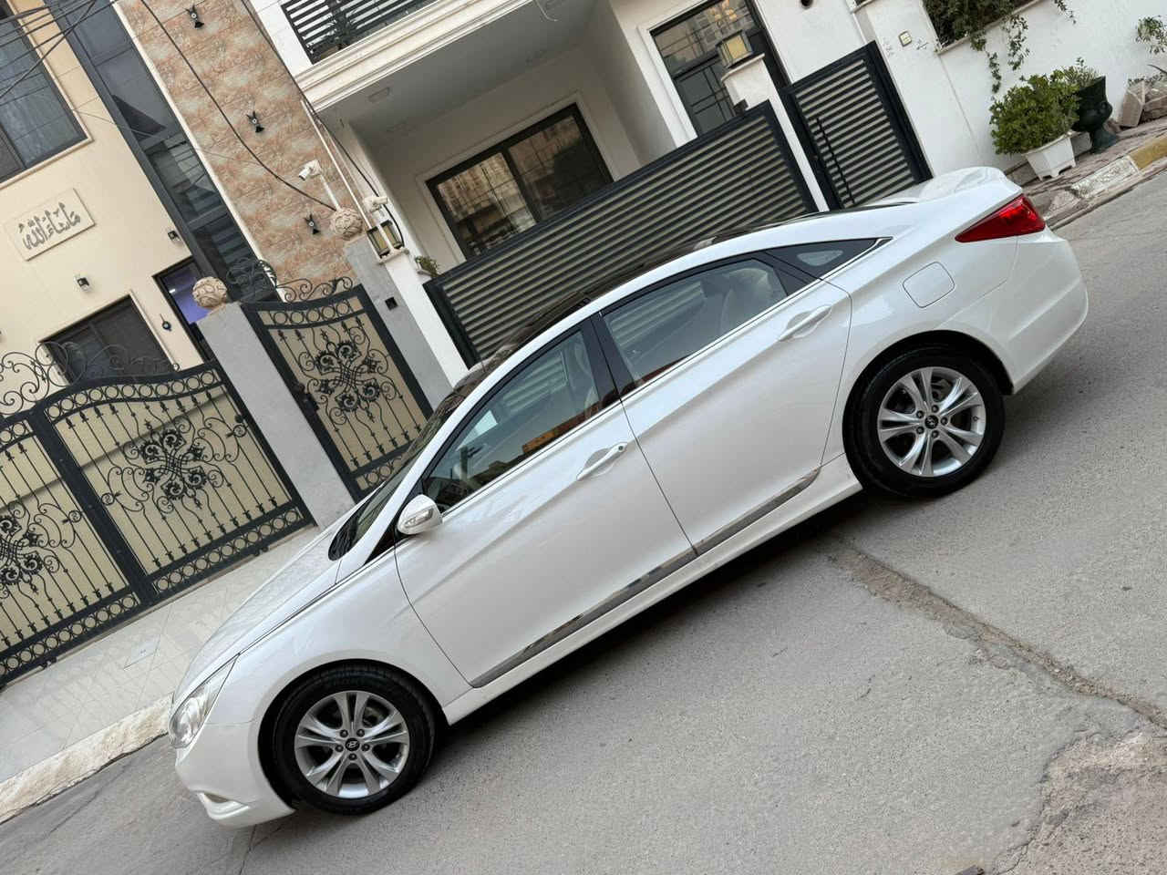 سلام عليكم سوناتا خليجي ١١ السياره فول مواصفات شرط محرك كير ع وضع الشركه ماشيه ١٠٥ بيه جاملغ كلير فقط باقي كفاله عامه السعر ١٣٥  الاتصال ***********
