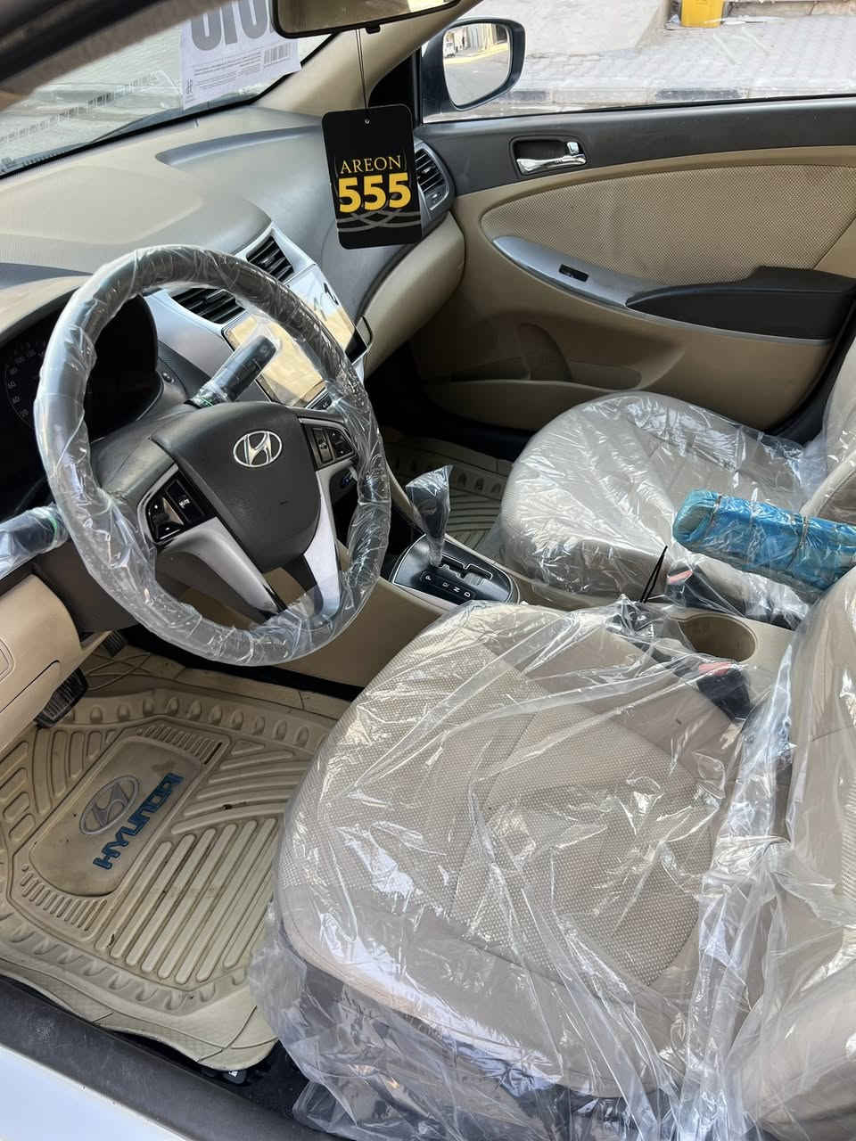 السلام عليكم
اكسنت ٢٠١٥ رقم إنكليزي 
فول مواصفات محرك ١٦٠٠ فتحه جاهزه السياره كير ومكينه وحدانيه وتبريد وتخم تاير 
بيها مكانات صبغ بدون ضربه 
السعر ٩٥ وبيها مجال المكان النجف حي الفرات 
الاتصال ***********
