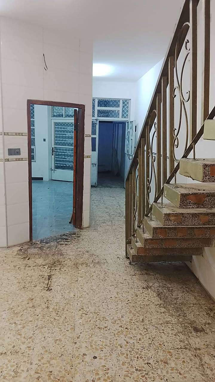 السلام عليكم بيت للبيع مساحة 100
3طوابق يحتوي على 4غرف العنوان قرب مرطبات البانده الفرع الأول مقابل الملعب للستفسار ***********
