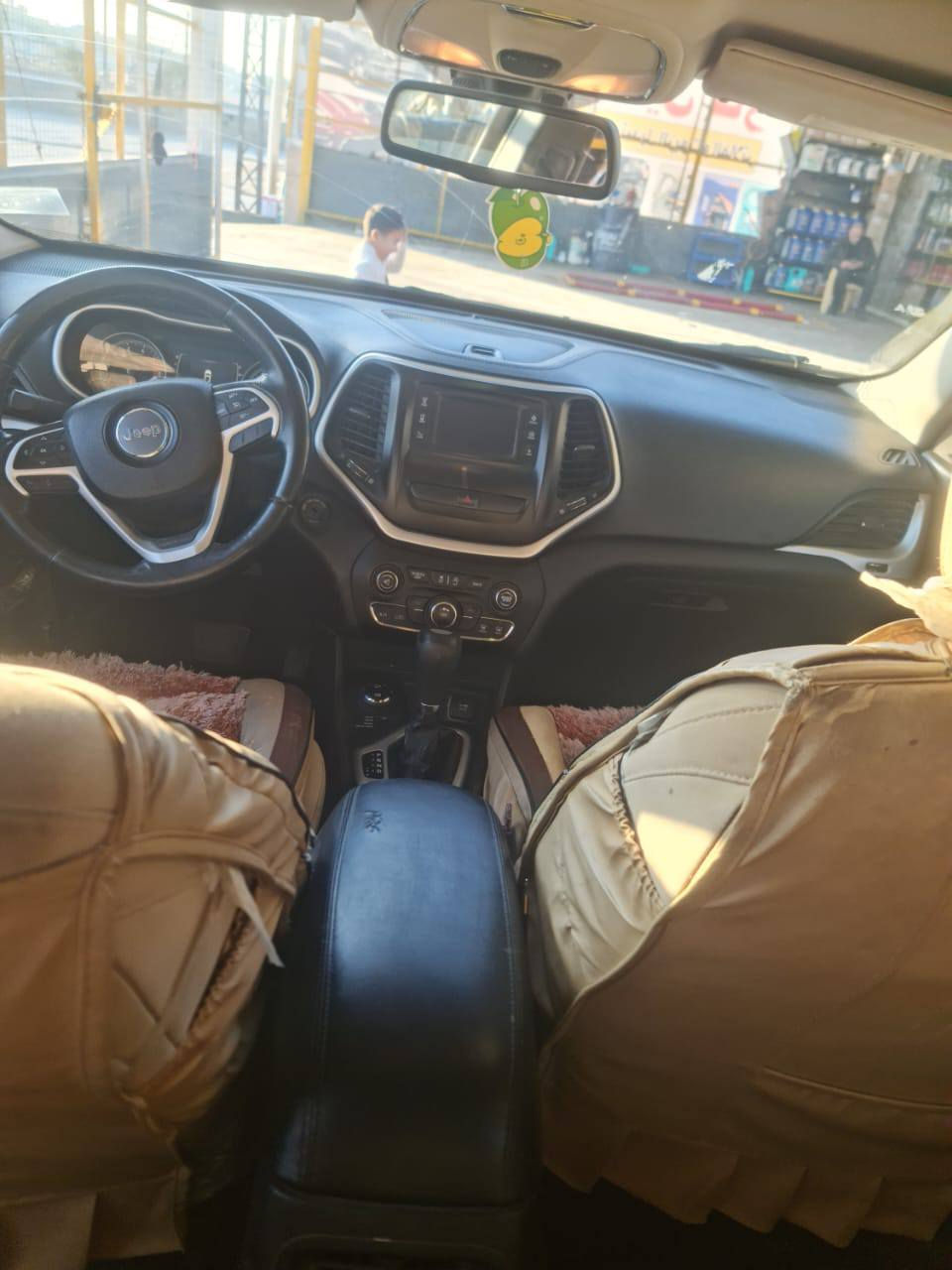 سلام عليكم جيب شيروكي 
رقم ميسان حرة
موديل ٢٠١٦
اللون اسود
ماشية ٧٩ الف ميل 
ستة سلندر ٣٢٠٠
فور ويل 
صور الحادث مرفقة مع الصور 
السعر ١٣٠ وبيها مجال 
***********
