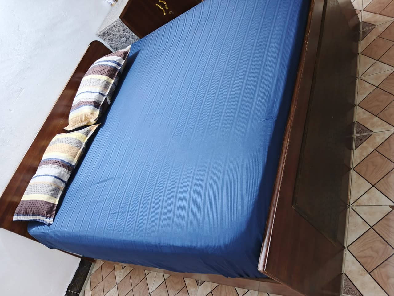 للبيع مابيهه اي ضرر نضيفه كلش
فقط الي موجود بالصوره
كنتور 6بيبان وملحق
جزامه
جربايه
سعره 700
*********** مكاني الامين الثانيه
